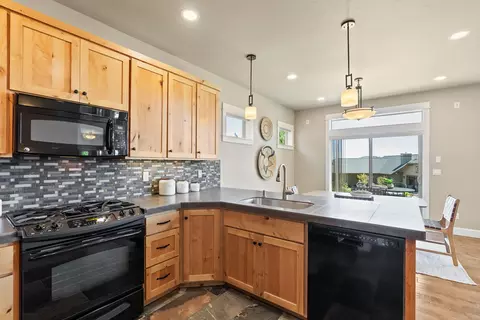 Kitchen - 626 NW Compass Ln, Bend, OR 97703 photo 2 of 3