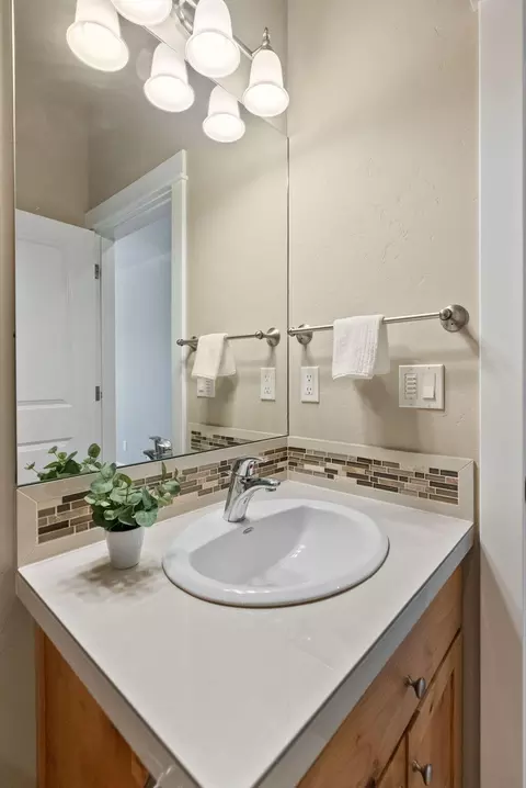 Bath - 626 NW Compass Ln, Bend, OR 97703 photo 3 of 6
