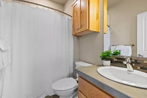 Bath - 626 NW Compass Ln, Bend, OR 97703 photo 1 of 6