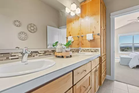Bath - 626 NW Compass Ln, Bend, OR 97703 photo 5 of 6