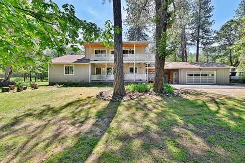 99 Andesite Dr, Jacksonville, OR 97530