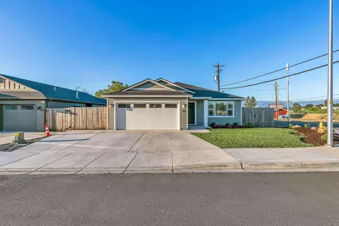 157 Cottonwood Dr, Eagle Point, OR 97524