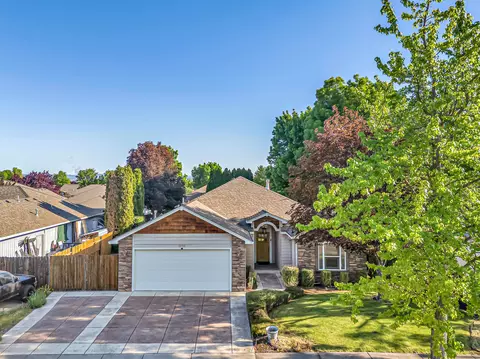 914 Birmingham St, Medford, OR 97501