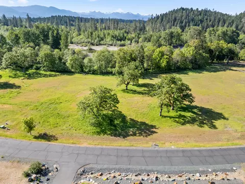 557 E Forks Cir, Cave Junction, OR 97523 photo 2