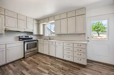 Kitchen - 1350 Nick Young Rd, Eagle Point, OR 97524 photo 1 of 3