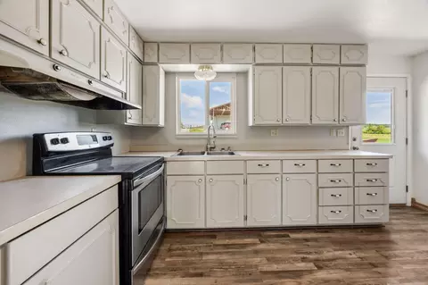 Kitchen - 1350 Nick Young Rd, Eagle Point, OR 97524 photo 3 of 3