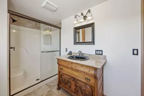 Bath - 1350 Nick Young Rd, Eagle Point, OR 97524 photo 2 of 3