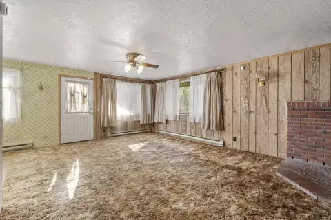 Living - 16007 Parkway Dr, La Pine, OR 97739 photo 2 of 4