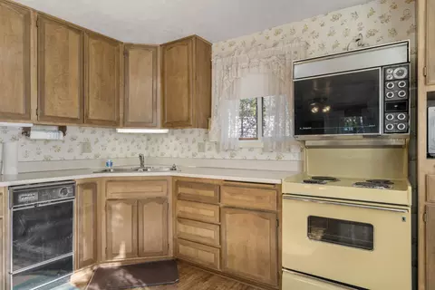 Kitchen - 16007 Parkway Dr, La Pine, OR 97739 photo 2 of 2