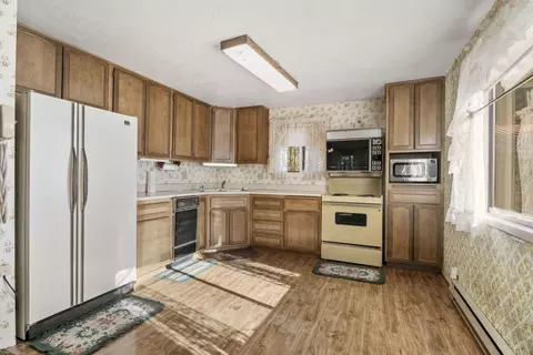 Kitchen - 16007 Parkway Dr, La Pine, OR 97739 photo 1 of 2