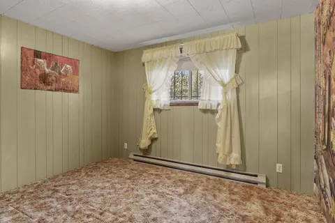 Bedroom - 16007 Parkway Dr, La Pine, OR 97739 photo 2 of 2