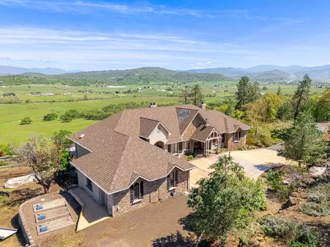 1918 Stevens Rd, Eagle Point, OR 97524