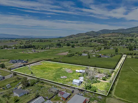560 E Valley View Rd, Ashland, OR 97520 photo 2