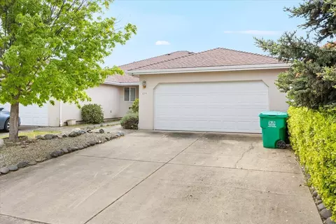 459 Crystal Dr, Eagle Point, OR 97524