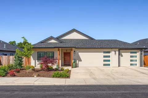 71 Woodlands Dr, Eagle Point, OR 97524