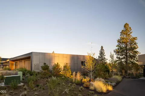 61913 Hosmer Lake Dr, Bend, OR 97702