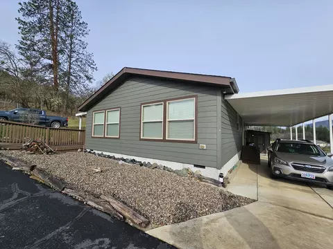 8401 Old Stage Rd #10, Central Point, OR 97502