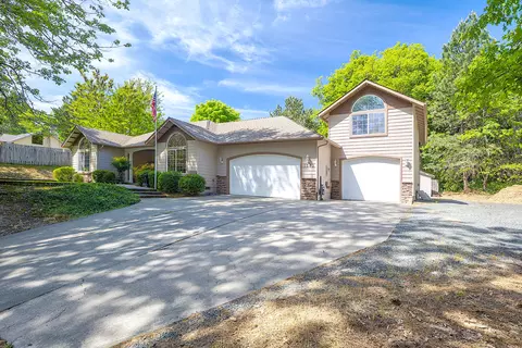 1543 NW B St, Grants Pass, OR 97526