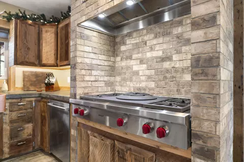 Kitchen - 15615 Cornell Dr, La Pine, OR 97739 photo 6 of 9