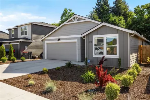 2810 Bear Cub Dr, Medford, OR 97501