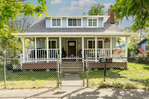 419 NW D St, Grants Pass, OR 97526