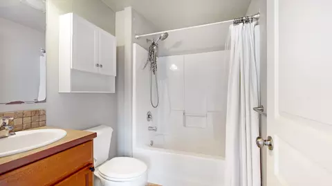 Bath - 61989 NE Nates Pl, Bend, OR 97701 photo 1 of 2