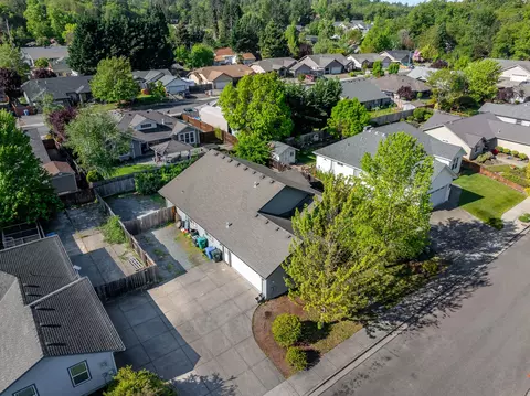 881 Kendall Dr, Grants Pass, OR 97527