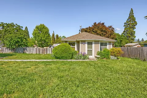 303 C St, Phoenix, OR 97535