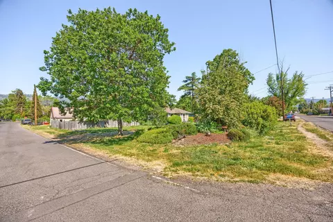 Exterior - 303 C St, Phoenix, OR 97535 photo 9 of 13