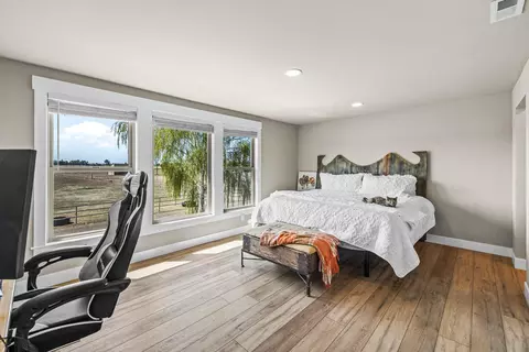 Bedroom - 24166 Dodds Rd, Bend, OR 97701 photo 4 of 5