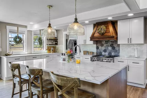 Kitchen - 24166 Dodds Rd, Bend, OR 97701 photo 3 of 4
