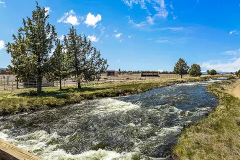 View/Area - 24166 Dodds Rd, Bend, OR 97701 photo 4 of 9