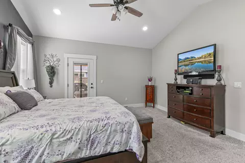 Bedroom - 218 Cambridge Ter, Eagle Point, OR 97524 photo 2 of 3