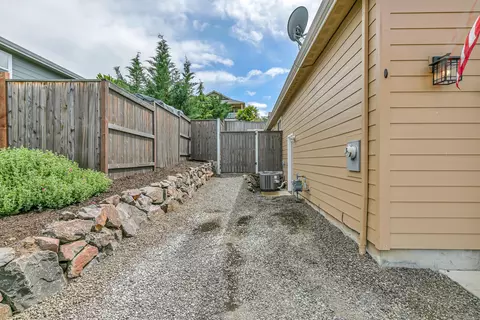 Exterior - 218 Cambridge Ter, Eagle Point, OR 97524 photo 8 of 10