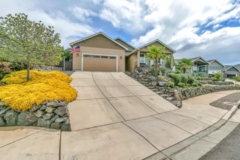 Exterior - 218 Cambridge Ter, Eagle Point, OR 97524 photo 9 of 10