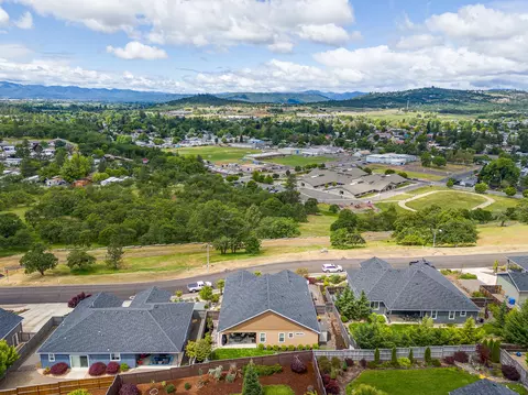 View/Area - 218 Cambridge Ter, Eagle Point, OR 97524 photo 2 of 4