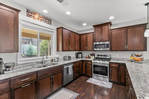 Kitchen - 218 Cambridge Ter, Eagle Point, OR 97524 photo 2 of 4