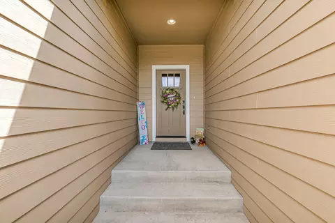 Entry Way - 218 Cambridge Ter, Eagle Point, OR 97524 photo 2 of 2
