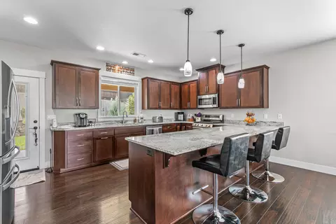 Kitchen - 218 Cambridge Ter, Eagle Point, OR 97524 photo 3 of 4