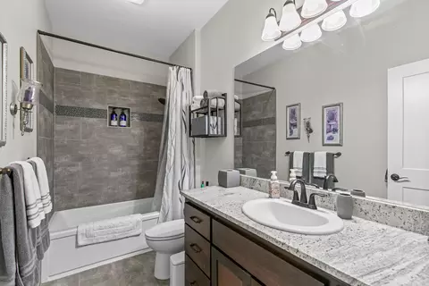 Bath - 218 Cambridge Ter, Eagle Point, OR 97524 photo 1 of 1