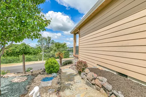 Exterior - 218 Cambridge Ter, Eagle Point, OR 97524 photo 7 of 10