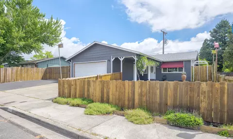 1129 SW Ballinger Dr, Grants Pass, OR 97526