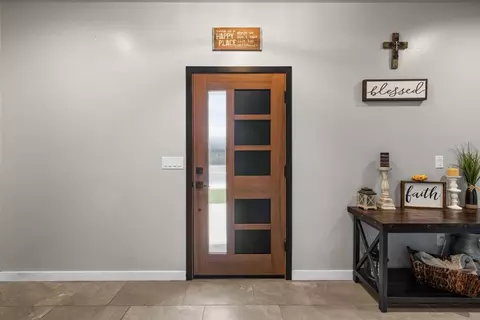 Entry Way - 369 Arrowhead Trl, Eagle Point, OR 97524 photo 1 of 2