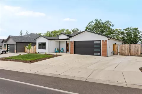 Exterior - 369 Arrowhead Trl, Eagle Point, OR 97524 photo 1 of 4