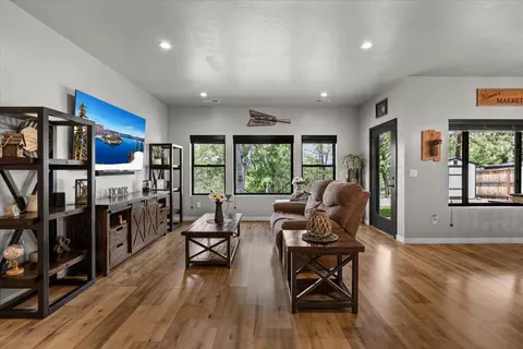 Living - 369 Arrowhead Trl, Eagle Point, OR 97524 photo 1 of 1