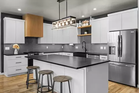 Kitchen - 369 Arrowhead Trl, Eagle Point, OR 97524 photo 5 of 6