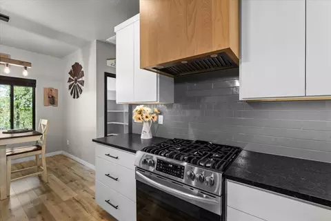 Kitchen - 369 Arrowhead Trl, Eagle Point, OR 97524 photo 1 of 6