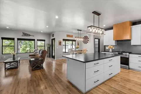 Kitchen - 369 Arrowhead Trl, Eagle Point, OR 97524 photo 6 of 6
