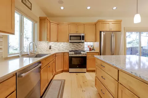 Kitchen - 61443 Elder Ridge St, Bend, OR 97702 photo 2 of 4