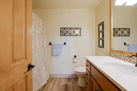 Bath - 61443 Elder Ridge St, Bend, OR 97702 photo 4 of 4